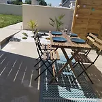 Les Pommiers Duplex Cosy Confort Mitoyen D'une Maison Neuve Avec Terrasse Entree Independante Parking 5 Mn De Bayeux Et 10 Mn Du Debarquement * Sommervieu