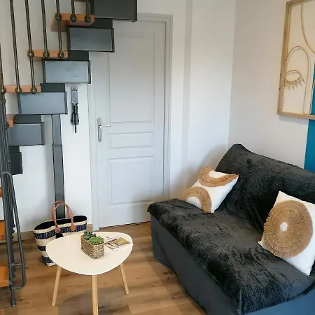 Duplex Cosy: Bayeux Getaway With Terrace Apartment