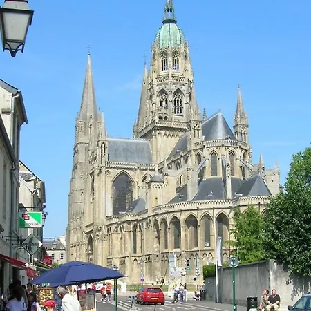 Duplex Cosy: Bayeux Getaway With Terrace